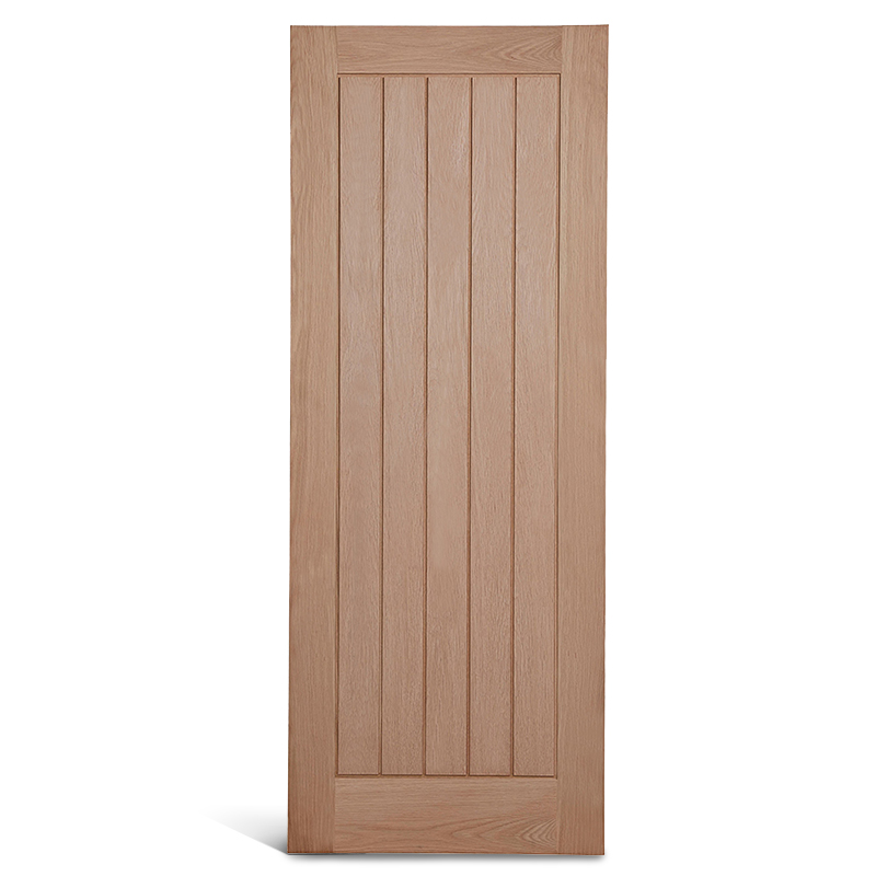 вертикальная дубовая дверь в коттедже